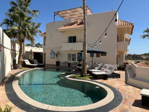 ein Swimmingpool vor einem Haus in der Unterkunft Los Cabos - Costa Azul Apartments in San José del Cabo