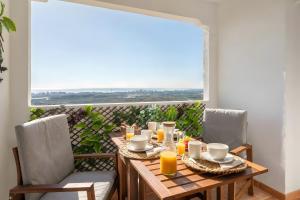 ムチャメルにあるAppartement avec 2 piscinesのテーブルと椅子、窓