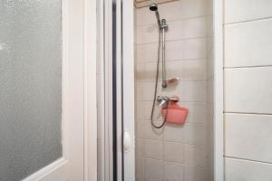 une douche avec un seau rouge dans une salle de bain dans l'établissement Casa vacanza Teresita 300mt Mare, à Imperia 27 autres photos