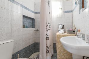 un baño con inodoro y lavabo en Penny 's House, en Artemonas