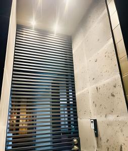 a bathroom with a large window with blue blinds at Casa Exclusiva/15 PX/Parkin/Wifi in Reynosa