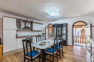 サン・フェリーチェ・デル・ベナーコにあるAppartamento Lunaのテーブルと椅子のあるキッチンとダイニングルーム +18枚の写真