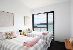 zwei Betten in einem Zimmer mit Meerblick in der Unterkunft Coomalie in Palm Beach + 28 Fotos