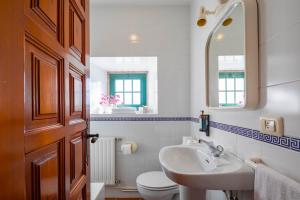 トゥイにあるHotel Casa Rectoralの洗面台、トイレ、鏡のあるバスルーム +99枚の写真