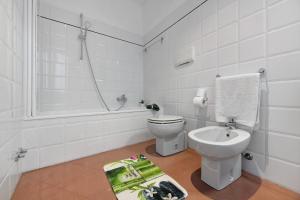 Koupelna v ubytování Domaso front lake + 20 fotografií