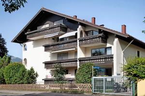 - un bâtiment blanc avec balcon et clôture dans l'établissement Ferienwohnung Wölk, à Sonthofen