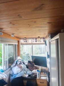 TV a/nebo společenská místnost v ubytování Beach Inn TLV Center