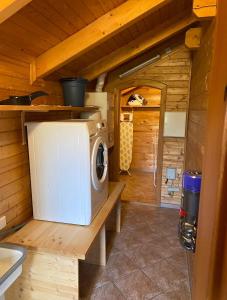 a kitchen with a microwave on a counter in a cabin at Idylle Ferienhaus Ems in Walchum