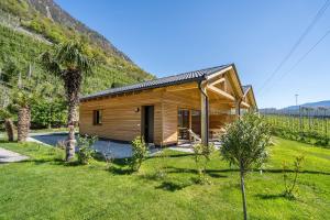 una casa de madera con una montaña en el fondo en Pixnerhof Chalet Bonita, en Ciardes