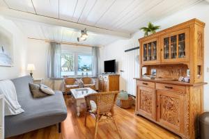 BondelumにあるFerienhaus Bondelumのソファとテーブルのあるリビングルーム