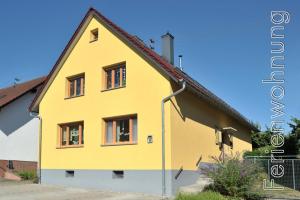 a yellow house with windows on the side of it at Ferienwohnung Refugium in Karlsbad