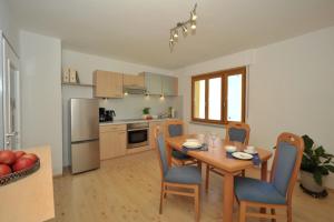 a kitchen and dining room with a table and chairs at Ferienwohnung Refugium in Karlsbad