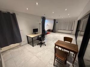 TV a/nebo společenská místnost v ubytování The Beautiful White Villa