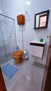 a bathroom with a toilet and a shower and a sink at Aconchego na Chapada in Lençóis +12 photos