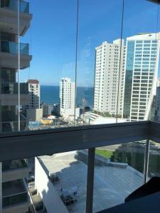 desde el balcón de un edificio con vistas a la ciudad en Safira, en Meia Praia