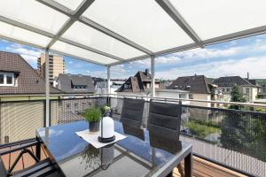 a balcony with a table and chairs on a balcony at Ferienwohnung Jule in Arnsberg