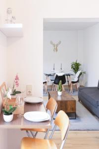 un salon avec une table et des chaises dans l'établissement Apartment-Peter, à Finsterwalde