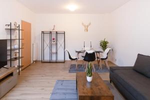 un salon avec un canapé et une table dans l'établissement Apartment-Peter, à Finsterwalde 15 autres photos