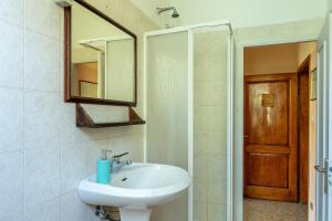 a bathroom with a sink and a mirror and a shower at Rifugio Asqua in Poppi