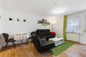 ヴァルツフート・ティンゲンにあるSchweizer Grenzeのソファとテーブルのあるリビングルーム