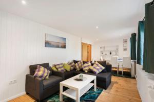 ein Wohnzimmer mit Couch und Tisch in der Unterkunft Ferienwohnung Weyres in Fleckeby