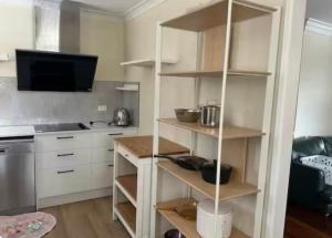 Η κουζίνα ή μικρή κουζίνα στο Granadilla st 2张超大单人床走路到商场公交站 G3