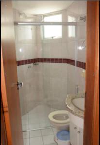 a bathroom with a toilet and a sink at Apartamento 3 quarto com ótima área de lazer in Caldas Novas