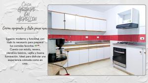 eine Küche mit weißen Schränken und roten Fliesen in der Unterkunft Casas confortable Laureles in Medellín