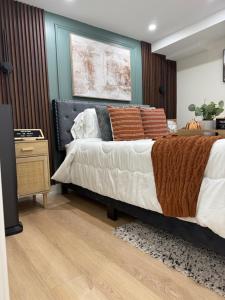 ピカリングにあるLuxurious Home Away From Homeのベッドルーム(大型ベッド1台、ナイトスタンド付)