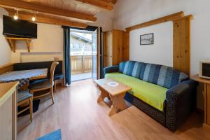 una sala de estar con un sofá y una mesa en Priskas Residence, en Stanghe