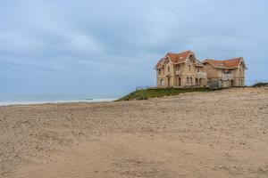 an old house sitting on top of a beach at Villa Eva in Biscarrosse-Plage +13 photos