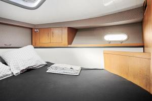 Una cama o camas en una habitación de Port de Saint-Raphaël