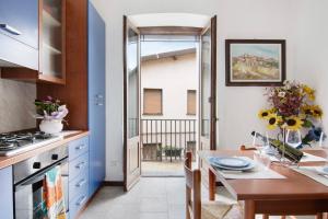 Una cocina con una mesa y un comedor. en Casa Gio - Lake Como, en Domaso 26 fotos más