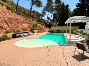 een zwembad op een houten terras met bij Love Room L Interlude in Vitrolles
