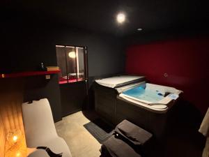 een badkamer met een ligbad en een wastafel bij Love Room L Interlude in Vitrolles +28 foto's