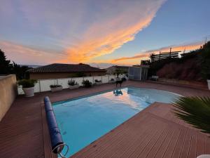 een groot zwembad bovenop een huis bij Love Room L Interlude in Vitrolles