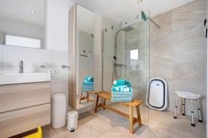 une salle de bain avec douche et lavabo dans l'établissement Ferienwohnung Auf Dem Haldershof, à Wangen im Allgäu 58 autres photos