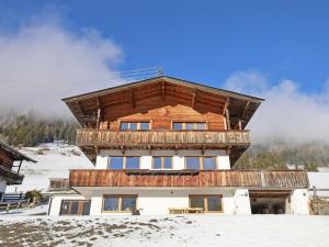 アルプバッハにあるTirola Chalet Alpbachの雪山頂の家
