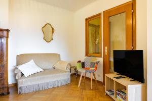 a living room with a couch and a tv at Insel Paradise in Soultzeren