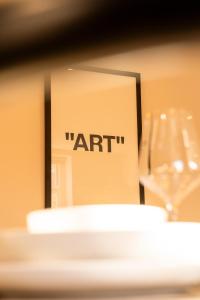 een doos met het woord 'vart' erop, naast een bril bij 10 Park Square - Luxury Serviced Apartments in Central Station