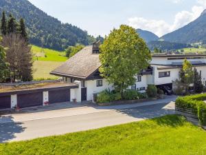 une maison à la montagne avec une allée dans l'établissement An der Schiwiese, à Söll