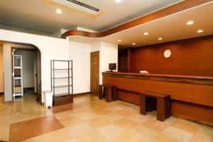 a court room with a bench and a clock on the wall at ホテルララプラス in Nirasaki