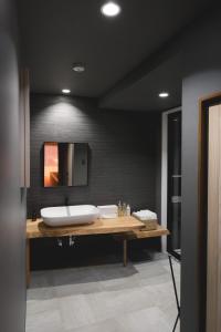 ein Badezimmer mit einem weißen Waschbecken und einem Spiegel in der Unterkunft ゆたか in Kajiya