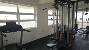 une chambre avec une salle de sport et deux fenêtres dans l'établissement Ocean Paradise Luxury, à Nikawatawana