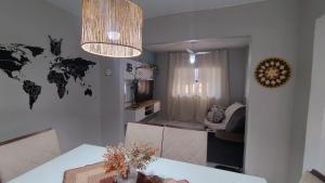 ein Wohnzimmer mit einem Tisch und einer Weltkarte an der Wand in der Unterkunft Casa Marupiá - Natureza, simplicidade e bem-estar a poucos minutos do centro de Belém in Ananindeua + 27 Fotos