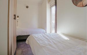 a bedroom with two beds and a window at Westergeest Luxe in Uitgeest
