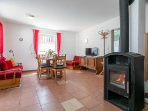 TV a/nebo společenská místnost v ubytování Haus Oliver 3