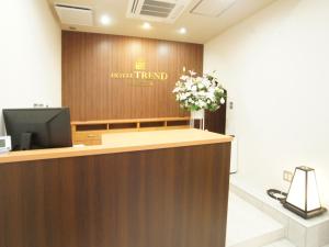 una oficina de fraude del hotel con recepción y flores en Hotel Trend Asakusa, en Tokio