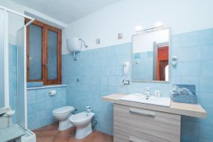 Ένα μπάνιο στο Home on the hill +16 φωτογραφίες