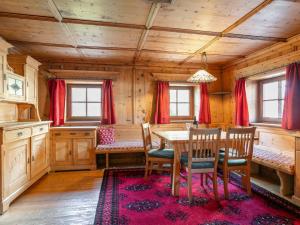 Un comedor con mesa y sillas en Schweizerhof Margrith, en Huben